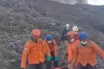 Tim Gabungan SAR Marapi tengah mengevakuasi pendaki yang meninggal karena gunung tersebut erupsi. Foto: BNPB