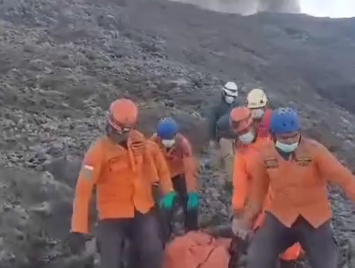 Tim Gabungan SAR Marapi tengah mengevakuasi pendaki yang meninggal karena gunung tersebut erupsi. Foto: BNPB