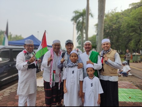 Sosiolog, Musni Umar (tengah di barisan belakang) dalam aksi Munajat 212 di Lapangan Silang Monas, Jakarta Pusat, Sabtu (2/12). Foto: Koleksi pribadi Musni Umar 