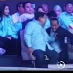 Calon presiden (capres) Prabowo Subianto tampak menarik jaket hitam Menteri Investasi Bahlil Lahadalia. Foto: Tangkap layar media sosial X @kurawa