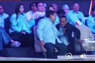 Calon presiden (capres) Prabowo Subianto tampak menarik jaket hitam Menteri Investasi Bahlil Lahadalia. Foto: Tangkap layar media sosial X @kurawa