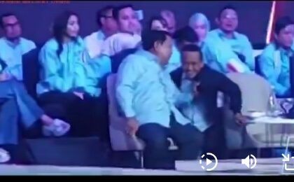 Calon presiden (capres) Prabowo Subianto tampak menarik jaket hitam Menteri Investasi Bahlil Lahadalia. Foto: Tangkap layar media sosial X @kurawa