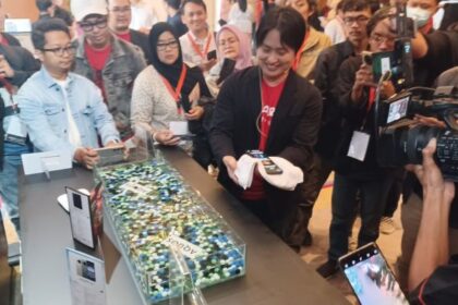 Sharp AQUOS R8s series bersertifikat IP68 waterproof, anti terhadap debu dan air, serta dapat digunakan di dalam air hingga kedalaman 2 meter selama 30 menit. Foto: Joesvicar Iqbal/ipol.id