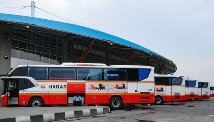 Libur Natal dan Tahun Baru 2024, sejumlah bus Antar Kota Antar Provinsi (AKAP) mengangkut para calon penumpang di zona keberangkatan Terminal Pulogebang, Jakarta Timur. Foto: Ist