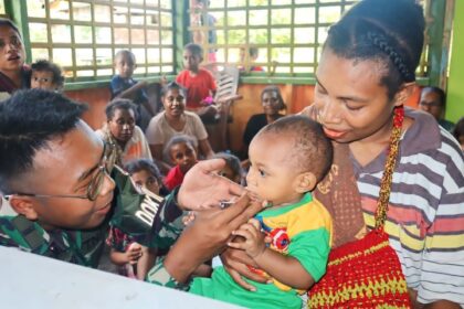 Dokter Satgas Yonif 122/TS, dr Muhammad Rizqi Khoifaturrohman melakukan pemeriksaan terhadap seorang anak di Kampung Workwana, Distrik Arso, Kabupaten Keerom, Papua. Foto: Dispenad