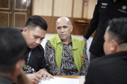 Oknum notaris, Tafieldi Nevawan saat diserahkan oleh penyidik koneksitas Jampidmil kepada Direktorat Penuntutan Jampidmil dan Orditurat Militer Tinggi II Jakarta, Rabu (6/12). Foto: Puspenkum Kejaksaan Agung