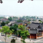 Jeonju memiliki kekayaan budaya yang melimpah dan bangunan bersejarah yang meresap dalam sejarah dan budaya.
