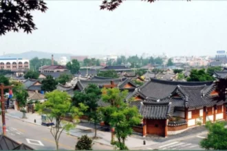 Jeonju memiliki kekayaan budaya yang melimpah dan bangunan bersejarah yang meresap dalam sejarah dan budaya.