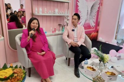 Berbahagia masa hamil 9 bulan, Yunna Mercier, Owner Klinik Animate Skinthetic didampingi suami Michael Mercier usai launching Klinik Animate Skinthetic di kawasan Jalan Arteri Pondok Indah, Kebayoran Lama, Jakarta Selatan, Jumat (1/12) siang. Foto: Joesvicar Iqbal/ipol.id