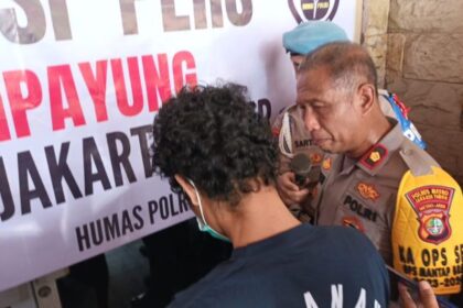 Kapolsek Cipayung, Kompol I Gusti Ketut Sunawa saat menanyakan pada pelaku pencurian yang manggasak motor dan hp milik bosnya di Mapolsek, Kamis (30/11). Foto: Joesvicar Iqbal/ipol.id