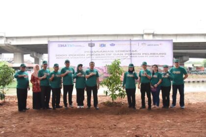General Manager PT Antam Tbk, Purwanto bersama Wali Kota Jakarta Timur, M Anwar dan jajaran melakukan penanaman pohon pelindung dan produktif di kolong Tol Becakayu, Jalan Laksamana Malahayati, Kelurahan Pondok Kelapa, Kecamatan Duren Sawit, Jakarta Timur, Jumat (22/12). Foto: Ist