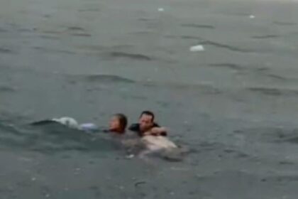 Kapal tenggelam di perairan Kabupaten Pangkep Sulsel terombang-ambing. Foto: IG, @kabarnegri (tangkap layar)