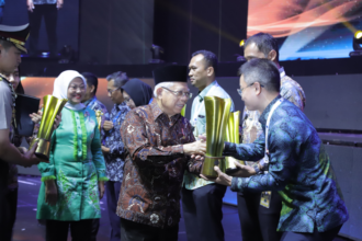 Wakil Presiden Republik Indonesia, Ma’ruf Amin (kiri), menyerahkan langsung penghargaan kepada Jeffrey Wang, Vice President, Management Transformation, Huawei Indonesia (kanan). Foto: huawei