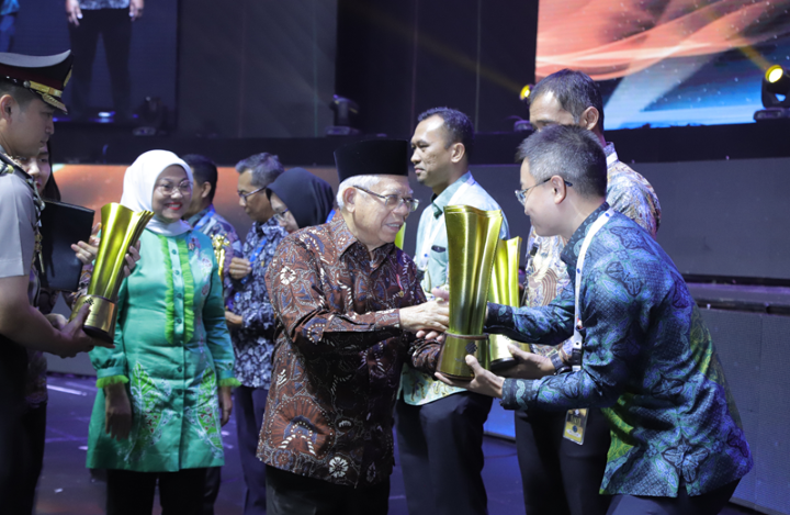 Wakil Presiden Republik Indonesia, Ma’ruf Amin (kiri), menyerahkan langsung penghargaan kepada Jeffrey Wang, Vice President, Management Transformation, Huawei Indonesia (kanan). Foto: huawei