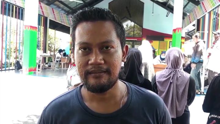 Calon anggota Kelompok Penyelenggara Pemungutan Suara (KPPS), Bagus Hardanto, 31, warga Pekayon, Pasar Rebo, Jakarta Timur, mengungkapkan alasannya ingin jadi anggota KPPS di RPTRA Kaca Piring, Rabu (20/12). Foto: Joesvicar Iqbal/ipol.id