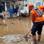 Tim BPBD DKI Jakarta melakukan penanganan banjir yang merendam sedikitnya 23 RT di wilayah Jakarta Timur dan Jakarta Selatan, pada Jumat (1/12) dan Sabtu (2/12), petugas membersihkan sisa lumpur tebal di permukiman warga. Foto: BPBD DKI Jakarta