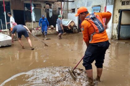 Tim BPBD DKI Jakarta melakukan penanganan banjir yang merendam sedikitnya 23 RT di wilayah Jakarta Timur dan Jakarta Selatan, pada Jumat (1/12) dan Sabtu (2/12), petugas membersihkan sisa lumpur tebal di permukiman warga. Foto: BPBD DKI Jakarta