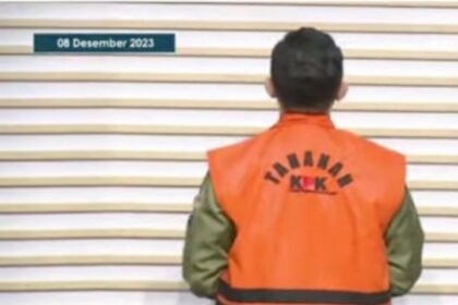Mantan pejabat Bea dan Cukai Yogyakarta, Eko Darmanto mengenakan rompi tahanan KPK. Foto: Tangkap layar YT KPK