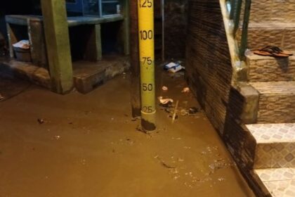Endapan lumpur tebal menyelimuti permukiman warga di kawasan Kebon Pala, RW 04 dan RW 05, Kampung Melayu, Jatinegara, Jakarta Timur, Jumat (1/11) malam. Sabtu (2/12) besok, warga terdampak bersama Damkar dan PPSU gotong royong membersihkan lumpur bercampur sampah. Foto: Ist