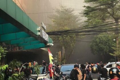Para pengunjung dan pedagang Blok M Square di Jalan Melawai 5, RT 03/RW 01, Kelurahan Melawai, Kecamatan Kebayoran Baru, Jakarta Selatan, Senin (18/12) sore, berhamburan keluar gedung lantaran asap tebal menyelimuti areal gedung setempat. Foto: Ig @jktinfo (tangkapan layar)