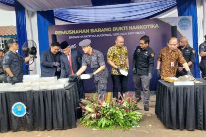Kepala Badan Narkotika Nasional (BNN) RI yang baru, Irjen Pol Marthinus Hukom (mengenakan peci hitam) menunjukkan barang bukti sabu dan memusnahkannya di lapangan Markas BNN Cawang, Jakarta Timur, Jumat (8/12). Foto: Joesvicar Iqbal/ipol.id