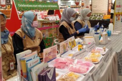 Dinas Perindustrian, Perdagangan, Koperasi, Usaha Kecil Menengah (PPKUKM) DKI dan Badan Pengawasan Obat dan Makanan (BPOM) DKI mengambil sampel produk makanan di AEON Mall Cakung, Jakarta Timur, Senin (18/12). Dua produk ditemukan tak memiliki izin edar langsung dimusnahkan petugas gabungan. Foto: Ist
