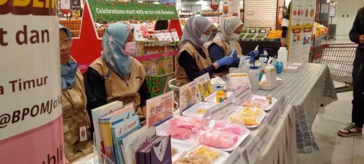 Dinas Perindustrian, Perdagangan, Koperasi, Usaha Kecil Menengah (PPKUKM) DKI dan Badan Pengawasan Obat dan Makanan (BPOM) DKI mengambil sampel produk makanan di AEON Mall Cakung, Jakarta Timur, Senin (18/12). Dua produk ditemukan tak memiliki izin edar langsung dimusnahkan petugas gabungan. Foto: Ist