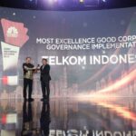 Jaksa Agung, ST Burhanuddin (tengah) menyerahkan award Most Excellence Good Corporate Governance Implementation kepada Telkom, yang diterima oleh Direktur Utama Telkom, Ririek Adriansyah (paling kanan) disaksikan Founder & Chairman CT Corp, Chairul Tanjung (paling kiri) pada ajang CNBC Indonesia Awards 2023 di Jakarta, Rabu (13/12). Foto: Telkom Indonesia