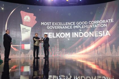 Jaksa Agung, ST Burhanuddin (tengah) menyerahkan award Most Excellence Good Corporate Governance Implementation kepada Telkom, yang diterima oleh Direktur Utama Telkom, Ririek Adriansyah (paling kanan) disaksikan Founder & Chairman CT Corp, Chairul Tanjung (paling kiri) pada ajang CNBC Indonesia Awards 2023 di Jakarta, Rabu (13/12). Foto: Telkom Indonesia