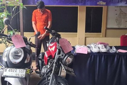Tersangka pencurian kendaraan bermotor, Erlan Danaputra, 22, tertunduk lesu saat aparat Polsek Mampang Prapatan menghadirkannya dalam gelar pengungkapan kasus berikut barang bukti 3 unit motor dan anak kunci di Mapolsek, Jumat (1/12) siang. Foto: Ist