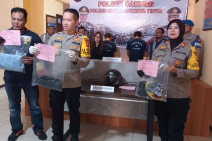 Polsek Cakung dipimpin Kompol Panji Ali menggelar, menunjukkan barang bukti kejahatan pelaku inisial MA dan IA yang melakukan pengeroyokan terhadap korban inisial DJA, Rabu (6/12). Foto: Joesvicar Iqbal/ipol.id
