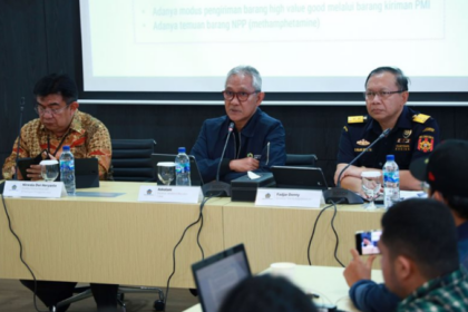 Kemenkeu menerbitkan Peraturan Menteri Keuangan (PMK) Nomor 141 Tahun 2023 tentang Ketentuan Impor Barang Pekerja Migran Indonesia (PMI). Aturan yang telah diundangkan pada 11 Desember 2023 tersebut akan memberikan kemudahan pengiriman barang dari luar negeri milik PMI. Foto: kemenkeu