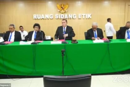 Ketua Dewas KPK, Tumpak Hatorangan Panggabean (tengah) dalam Sidang Kode Etik di Gedung Pusat Pendidikan Antikorupsi KPK, Jakarta Selatan, Rabu (27/12). Foto: Live streaming YT KPK