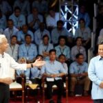 Ganjar Pranowo ketika menanggapi pernyataan Prabowo Subianto (kemeja biru) saat debat kandidat Pilpres 2024 RI di kantor KPU, Jakarta Pusat, Selasa (12/12). jpnn.com