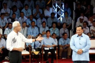 Ganjar Pranowo ketika menanggapi pernyataan Prabowo Subianto (kemeja biru) saat debat kandidat Pilpres 2024 RI di kantor KPU, Jakarta Pusat, Selasa (12/12). jpnn.com