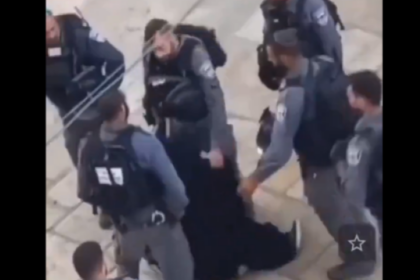 Tentara Israel mempermainkan seorang perempuan di Jalur Gaza, Palestina. Foto: X @cheguwera
