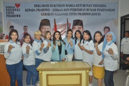 Relawan Gerakan Nasional Cinta Prabowo (GNCP) usai meresmikan Rumah Pemenangan Prabowo-Gibran di Jalan Pluit, Penjaringan, Jakarta Utara, Sabtu (9/12). Warga keturunan Tionghoa menilai sosok Prabowo memiliki toleransi tinggi, tidak membedakan suku, agama, ras dan golongan. Foto: Ist