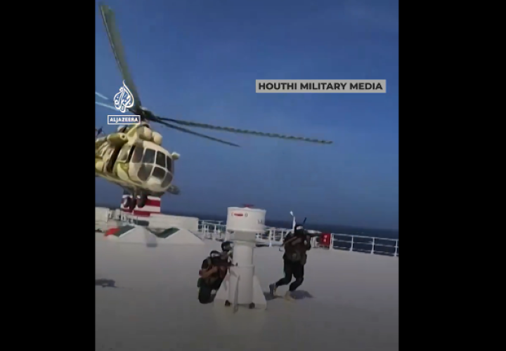 Tampak milisi Houthi melakukan pembajakan terhadap kapal kargo berafiliasi dengan Israel. Foto: Tangkapan layar X
