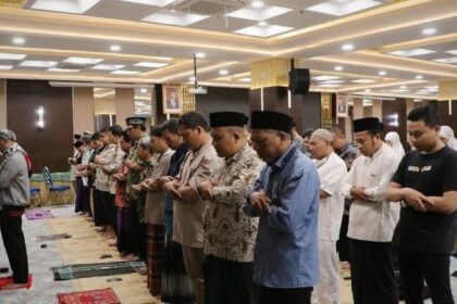 Dalam ajaran Islam, terdapat ketentuan-ketentuan khusus yang harus dipenuhi untuk menjadi imam salat. Setidaknya ada dua hadis yang membicarakan hal ini.