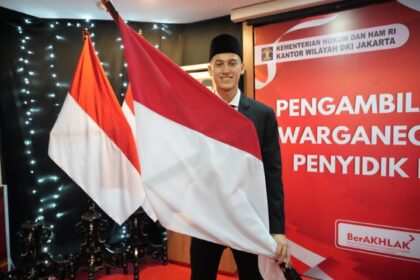 Pemain naturalisasi Jay Noah Idzes telah mengambil sumpah sebagai WNI. Foto: PSSI