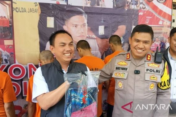 Kasat Reskrim Polres Sukabumi AKP Ali Jupri bersama Kapolres Sukabumi AKBP Maruly Pardede saat menunjukkan barang bukti kasus penganiayaan seorang remaja hingga tewas di Kecamatan Bojonggenteng, Kabupaten Sukabumi, Jabar pada siaran pers yang digelar di Mapolres Sukabumi, Kecamatan Palabuhanratu, Kabupaten Sukabumi pada Rabu, (6/12/2023). ANTARA