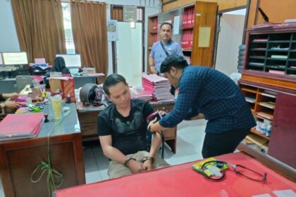 Terpidana kasus KDRT, Heriyanto saat diperiksa kesehatan oleh Tim Jaksa Eksekutor. Foto: Puspenkum Kejaksaan Agung
