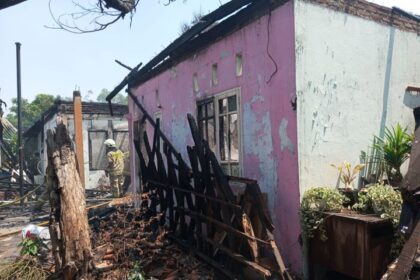Delapan unit kontrakan di Jalan Haji Naman, Kelurahan Pondok Kelapa, Kecamatan Duren Sawit, Jakarta Timur, hangus dalam peristiwa kebakaran, Kamis (20/12) sekitar pukul 12.00 WIB. Damkar setempat melakukan pemadaman dan pendinginan. Foto: Ist