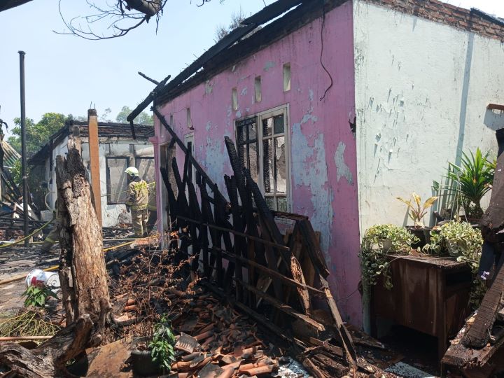 Delapan unit kontrakan di Jalan Haji Naman, Kelurahan Pondok Kelapa, Kecamatan Duren Sawit, Jakarta Timur, hangus dalam peristiwa kebakaran, Kamis (20/12) sekitar pukul 12.00 WIB. Damkar setempat melakukan pemadaman dan pendinginan. Foto: Ist