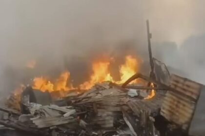 Kebakaran di lapak barang bekas dan merugikan Rp 300 juta. Foto: IG, @lensaberitajakarta (tangkap layar)