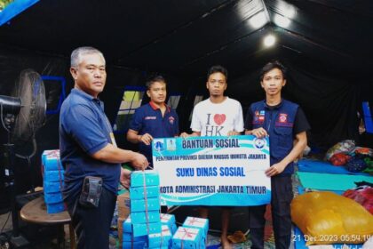 udin Sosial Jakarta Timur memberi bantuan dan mendirikan posko pengungsian kepada warga terdampak kebakaran di Jalan Haji Naman, RT 03/RW 02, Kelurahan Pondok Kelapa, Kecamatan Duren Sawit pada Rabu (20/12). Foto: Ist