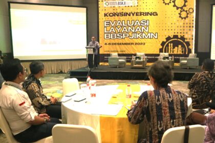 Merujuk laporan dari Asosiasi Aneka Industri Keramik Indonesia (ASAKI), produksi keramik di Indonesia pada tahun 2023 diproyeksi sebesar 551 juta m2, dan akan ditingkatkan menjadi 625 juta m2 pada tahun 2024. Adapun tingkat utilisasi saat ini adalah 78%, dan akan ditingkatkan menjadi 82% pada tahun 2024.