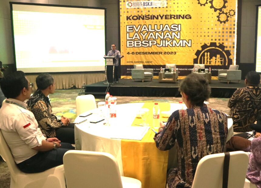 Merujuk laporan dari Asosiasi Aneka Industri Keramik Indonesia (ASAKI), produksi keramik di Indonesia pada tahun 2023 diproyeksi sebesar 551 juta m2, dan akan ditingkatkan menjadi 625 juta m2 pada tahun 2024. Adapun tingkat utilisasi saat ini adalah 78%, dan akan ditingkatkan menjadi 82% pada tahun 2024.