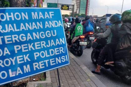 Kemacetan arus lalu lintas tak terbendung, para pengendara motor dan mobil berupaya melewati pekerjaan proyek polder atau kolam retensi di Jalan TB Simatupang, Kelurahan Tanjung Barat, Kecamatan Jagakarsa, Jakarta Selatan, arah Pasar Rebo, Jakarta Timur, Selasa (5/12). Foto: Joesvicar Iqbal/ipol.id