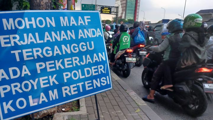 Kemacetan arus lalu lintas tak terbendung, para pengendara motor dan mobil berupaya melewati pekerjaan proyek polder atau kolam retensi di Jalan TB Simatupang, Kelurahan Tanjung Barat, Kecamatan Jagakarsa, Jakarta Selatan, arah Pasar Rebo, Jakarta Timur, Selasa (5/12). Foto: Joesvicar Iqbal/ipol.id